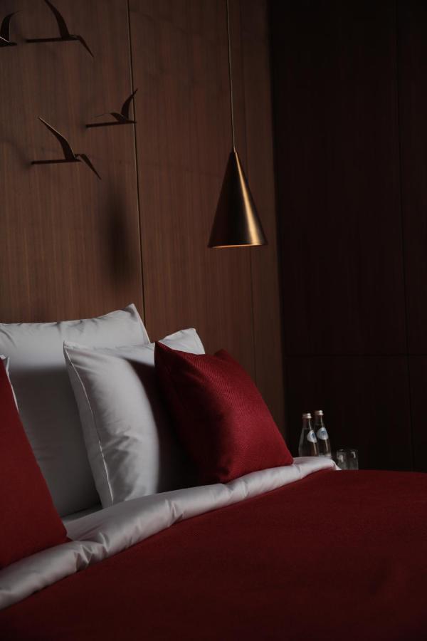 The Veil Hotel Astana Luaran gambar A bed with a red pillow